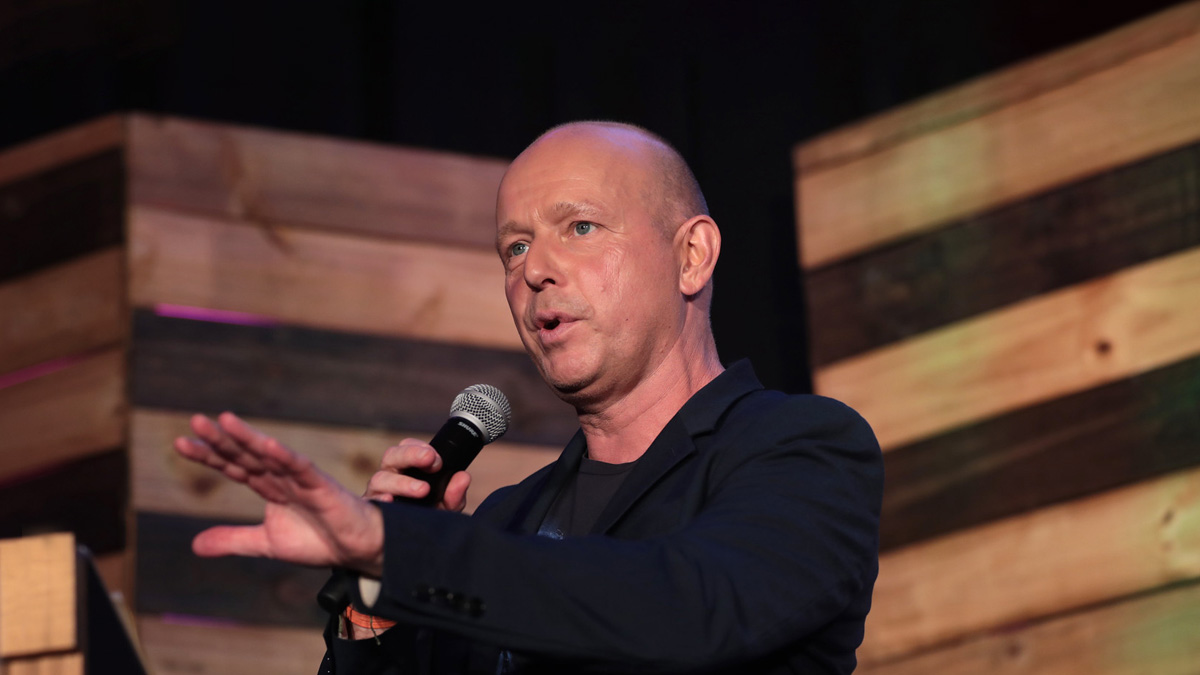 Steve Hilton speaking at an event for conservative officials